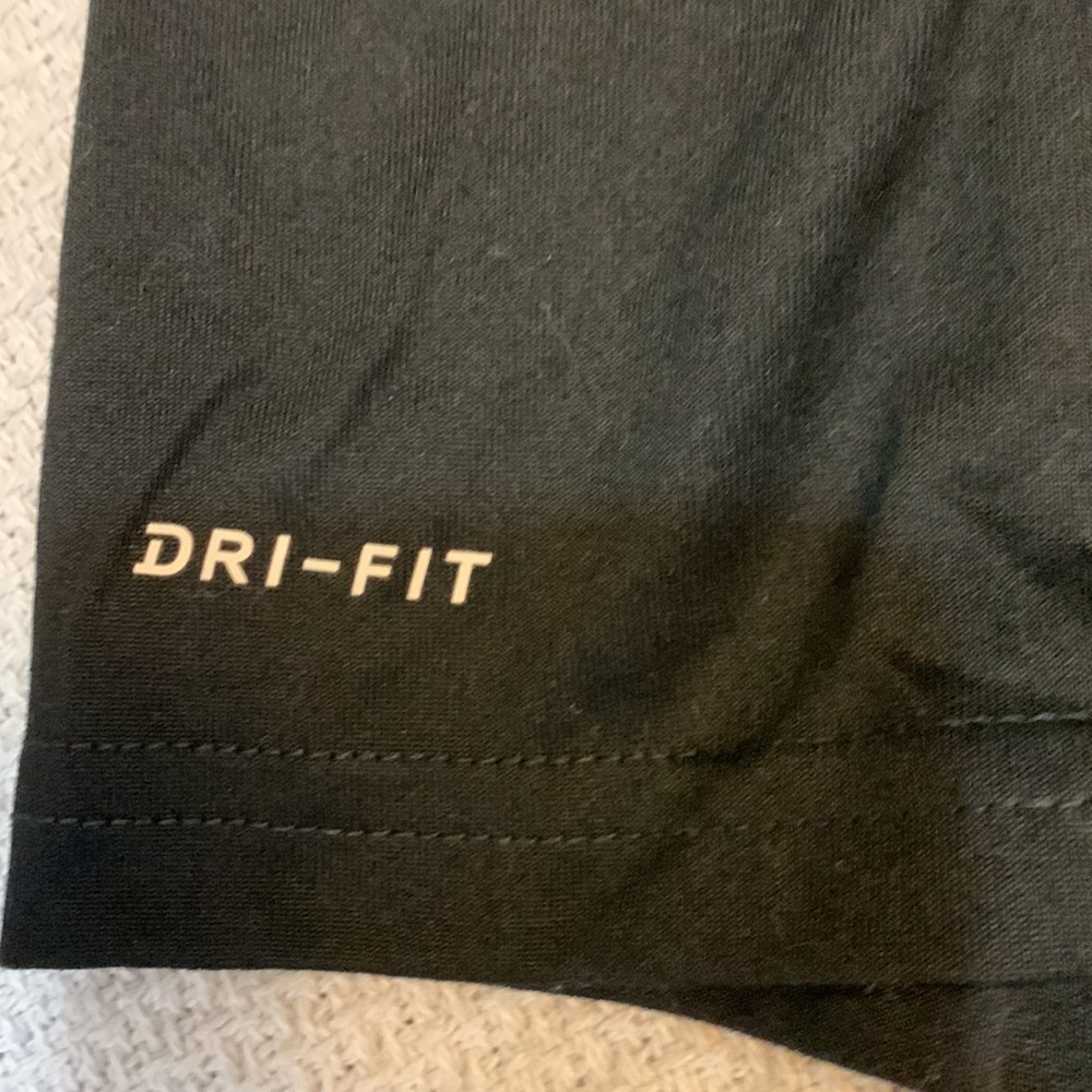 Nike black t-shirt with swoosh - Picture 4 of 4